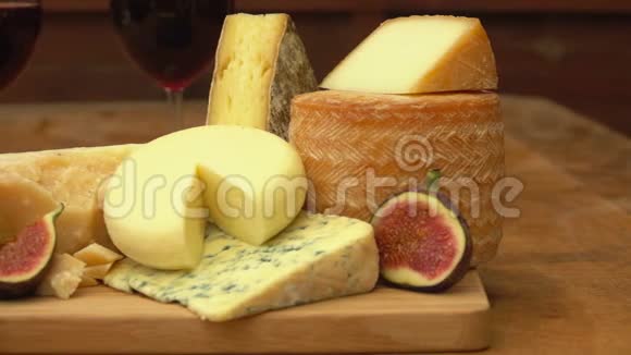 木制桌子上的奶酪葡萄酒和无花果视频的预览图