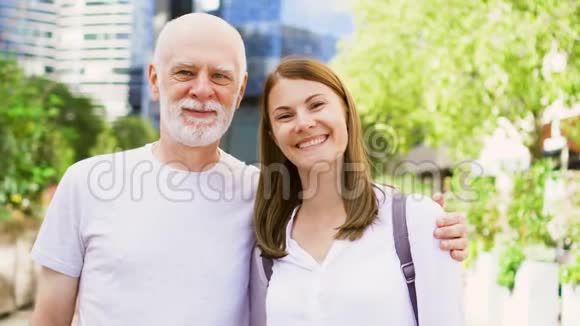 父亲和他的小女儿站在街上的肖像快乐的家庭一起享受视频的预览图