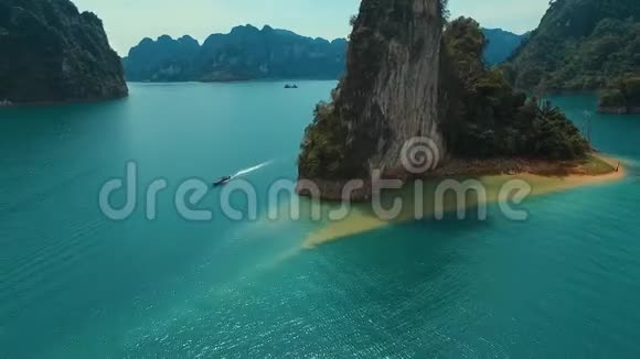 空中长尾船和湖上的一块孤独的岩石视频的预览图