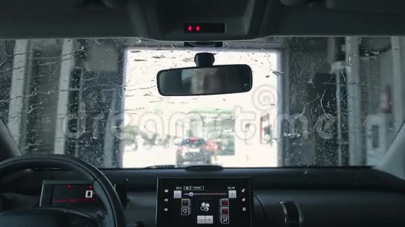 自动洗车中的汽车清洗视频的预览图