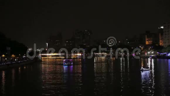 晚上在河上划船视频的预览图