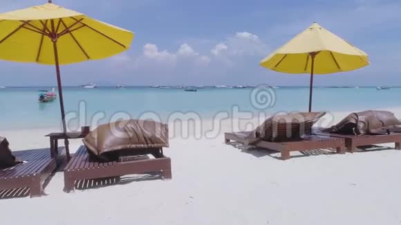 空中在海滩上的阳光和大海之间泰国视频的预览图
