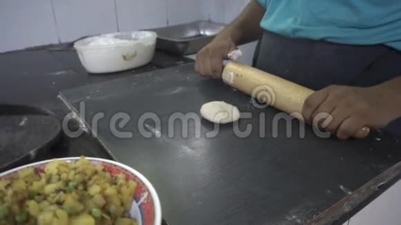 印度厨师擀面团视频的预览图