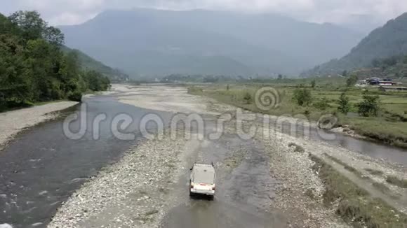 尼泊尔阿纳普尔纳沿着河边开车空中镜头视频的预览图