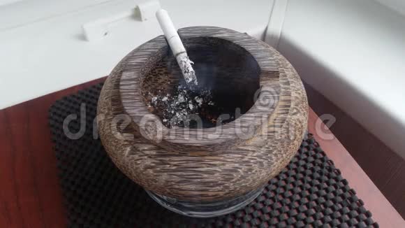 香烟在烟灰缸里抽烟视频的预览图