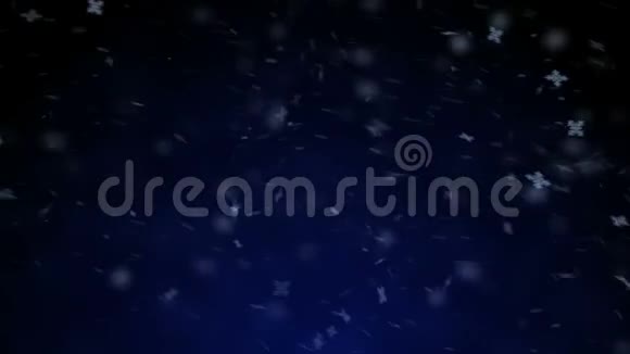 降下真正的雪花大雪暴风雪天气拍摄于深蓝色背景视频的预览图