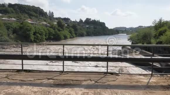 格鲁吉亚河上的水坝结构视频的预览图