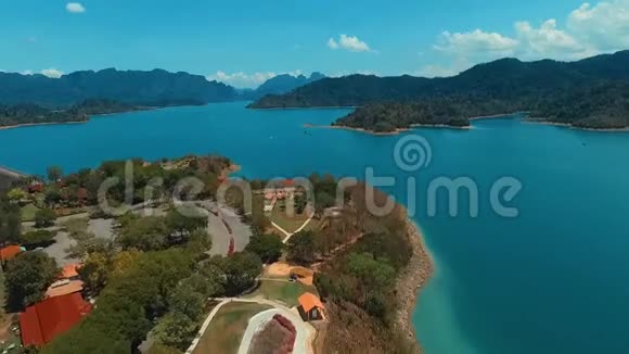 空中飞行无人机飞在湖面上方全景视频的预览图