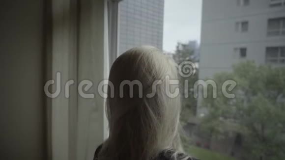 年轻的睡眼的金发女人视频的预览图