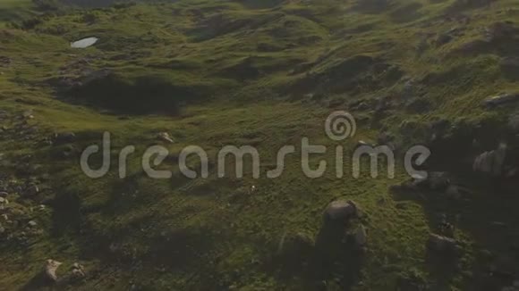 从上面看到一个山谷在一个高高的悬崖脚下散布着巨大的石头高加索山脉的日落全景视频的预览图