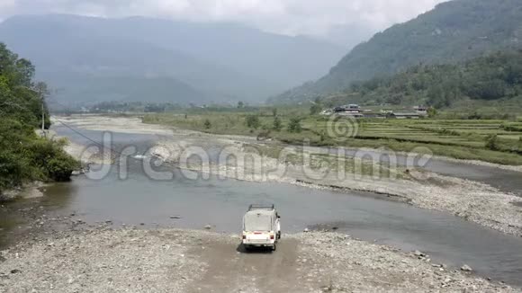 尼泊尔阿纳普尔纳沿着河边开车空中镜头视频的预览图