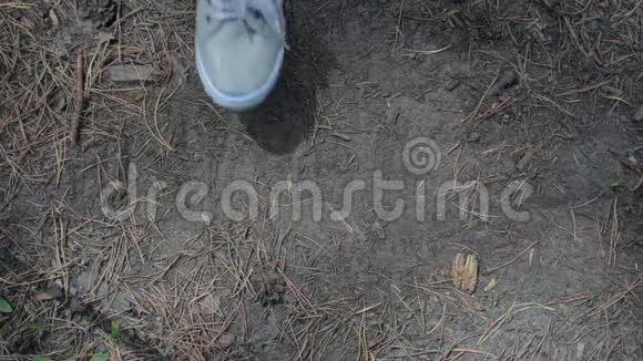穿灰色运动鞋的女性脚在地上移动视频的预览图