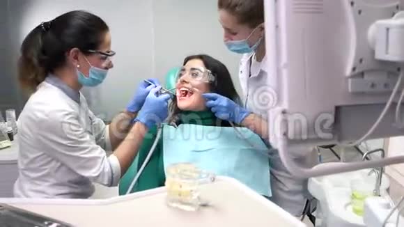 两个口腔医生忙于病人视频的预览图