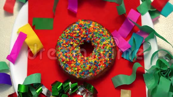明亮的多色甜甜圈顶部视图五彩纸屑视频的预览图
