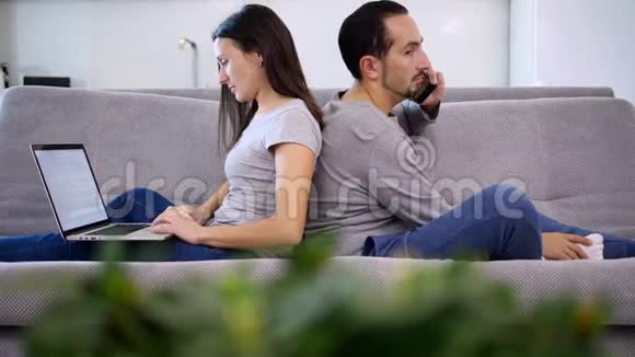 丈夫和妻子在一起视频的预览图