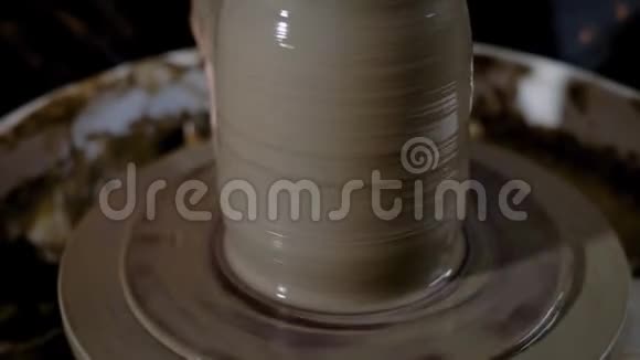 近镜头的粘土花瓶材料形成形状的产品在手的帮助下壶站在视频的预览图
