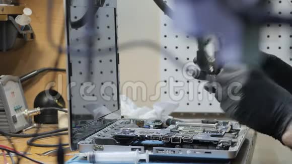 男性手修理电脑细节视频的预览图