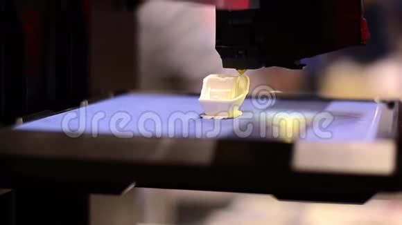 工作中的3D打印机视频的预览图
