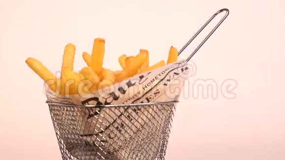 炸薯条放在转盘上的小铁煎篮里视频的预览图