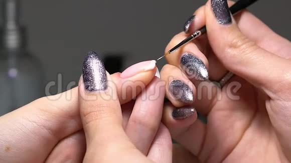 指甲美容师让女孩在美容院做指甲视频的预览图