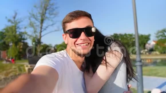 开朗的年轻夫妇在公园里拍一张自拍一起快乐近距离射击视频的预览图