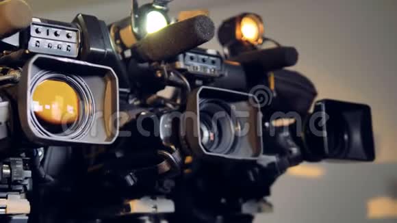 三个摄像机的慢速旋转镜头视频的预览图