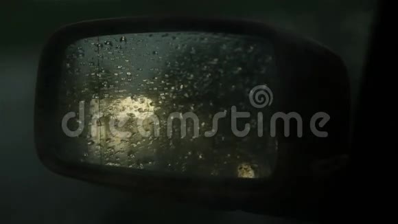 雨中的汽车视频的预览图