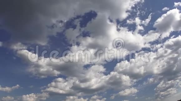 蓝天上蓬松的云彩的延时剪辑视频的预览图