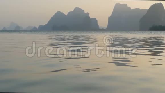 柔和的水面与群山的倒影视频的预览图
