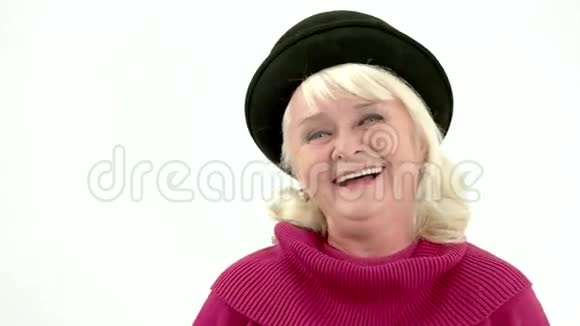 一位年长的女人在慢笑视频的预览图