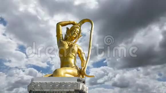 菲拉梅索拉尼的大金雕像视频的预览图