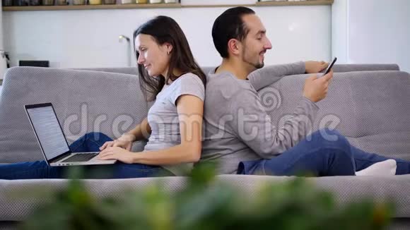 丈夫和妻子在一起视频的预览图