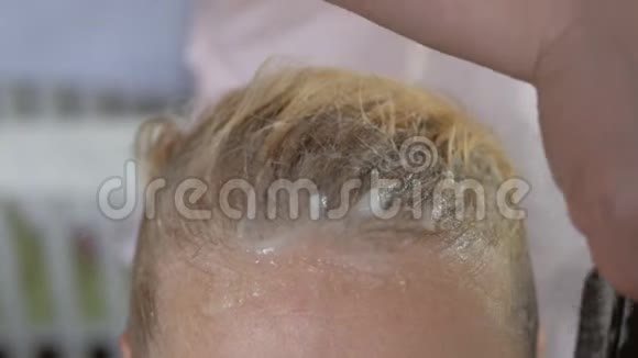 美容师在美容工作室做染发专业染发和护发美容业务视频的预览图