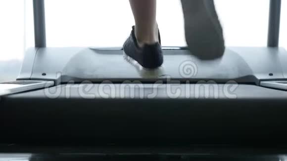 在健身房的跑步机上女人的腿视频的预览图