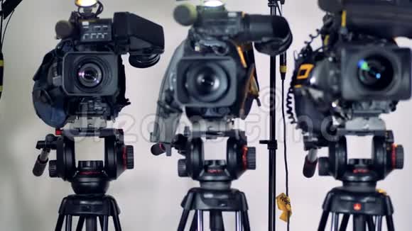 几个摄像机安装在沉重的三脚架上视频的预览图