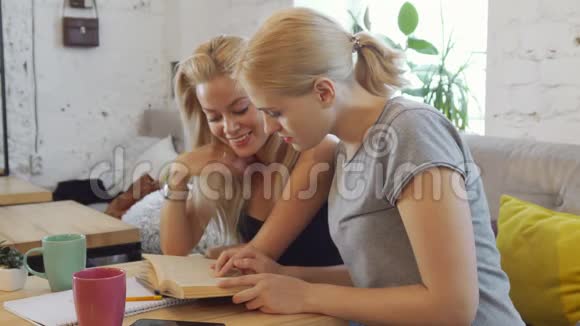 两个女孩正在读一本书视频的预览图