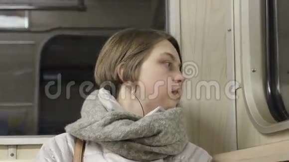 疲惫的年轻女子试图在地铁里睡觉视频的预览图