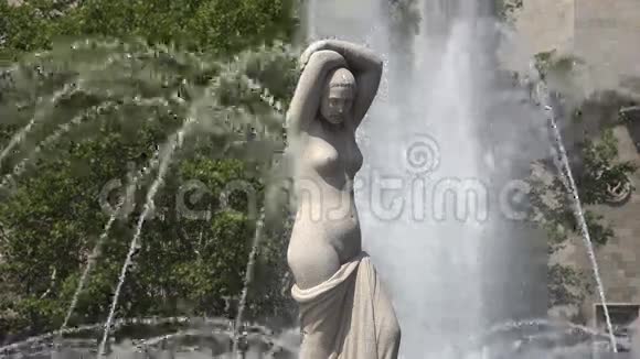 女性雕像和瀑布视频的预览图