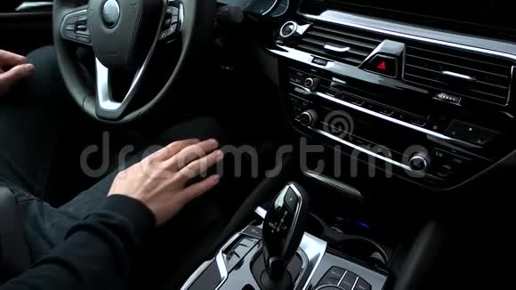 男人在车里按下启动引擎按钮视频的预览图