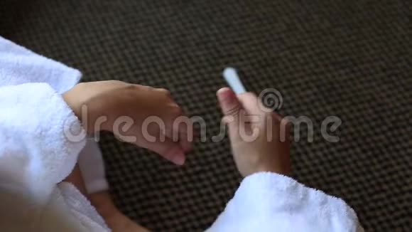 怀孕测试的特写厕所里的女孩视频的预览图