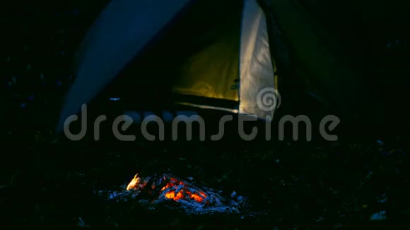 帐篷附近的篝火视频的预览图