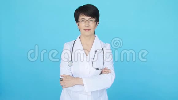 微笑医生女士蓝色背景视频的预览图