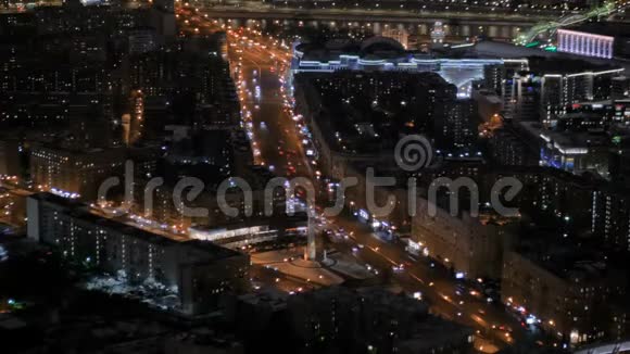 静态鸟瞰图夜间城市街道快速行驶的汽车交通视频的预览图