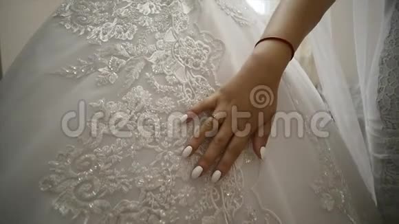 新娘手抚婚纱特写视频的预览图