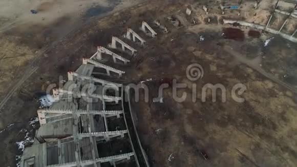 从鸟瞰大型足球场建筑的废墟视频的预览图