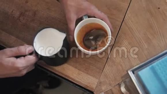 现代咖啡店咖啡师制作的咖啡拿铁艺术视频的预览图
