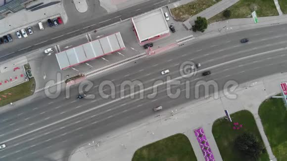 新西伯利亚城市交通中高空对角线汽车行驶视频的预览图