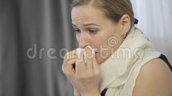 悲伤的女人用洋葱治好鼻涕大声打喷嚏擦鼻涕视频的预览图