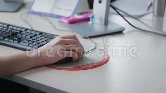 女人用老鼠的手视频的预览图