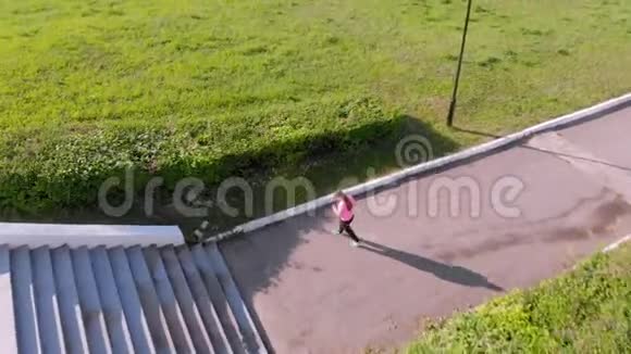 一个年轻女孩跑上楼梯运动空中射击视频的预览图